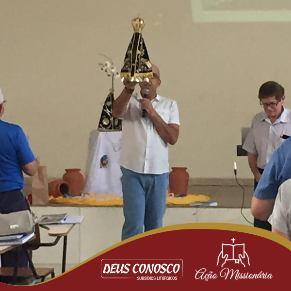 Padre Mauro Vilela segurando a imagem de Nossa Senhora Aparecida