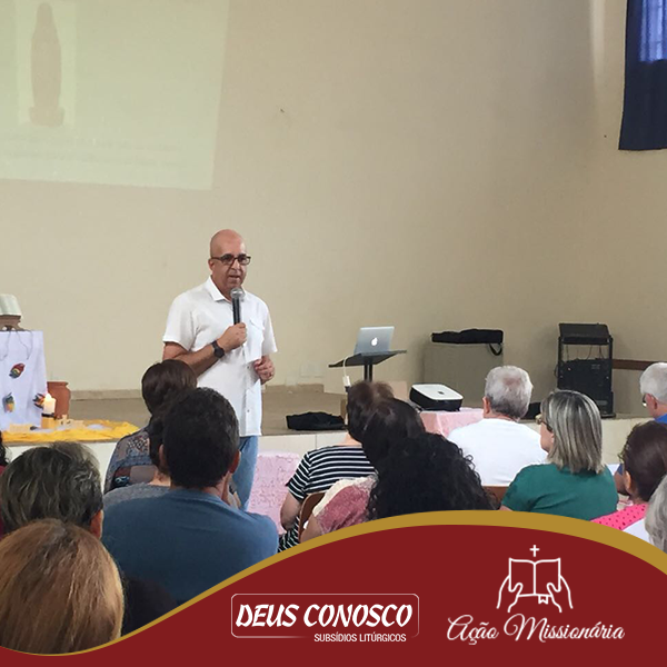 Padre Mauro Vilela, C.Ss.R., ministrando a formação sobre Nossa Senhora Aparecida
