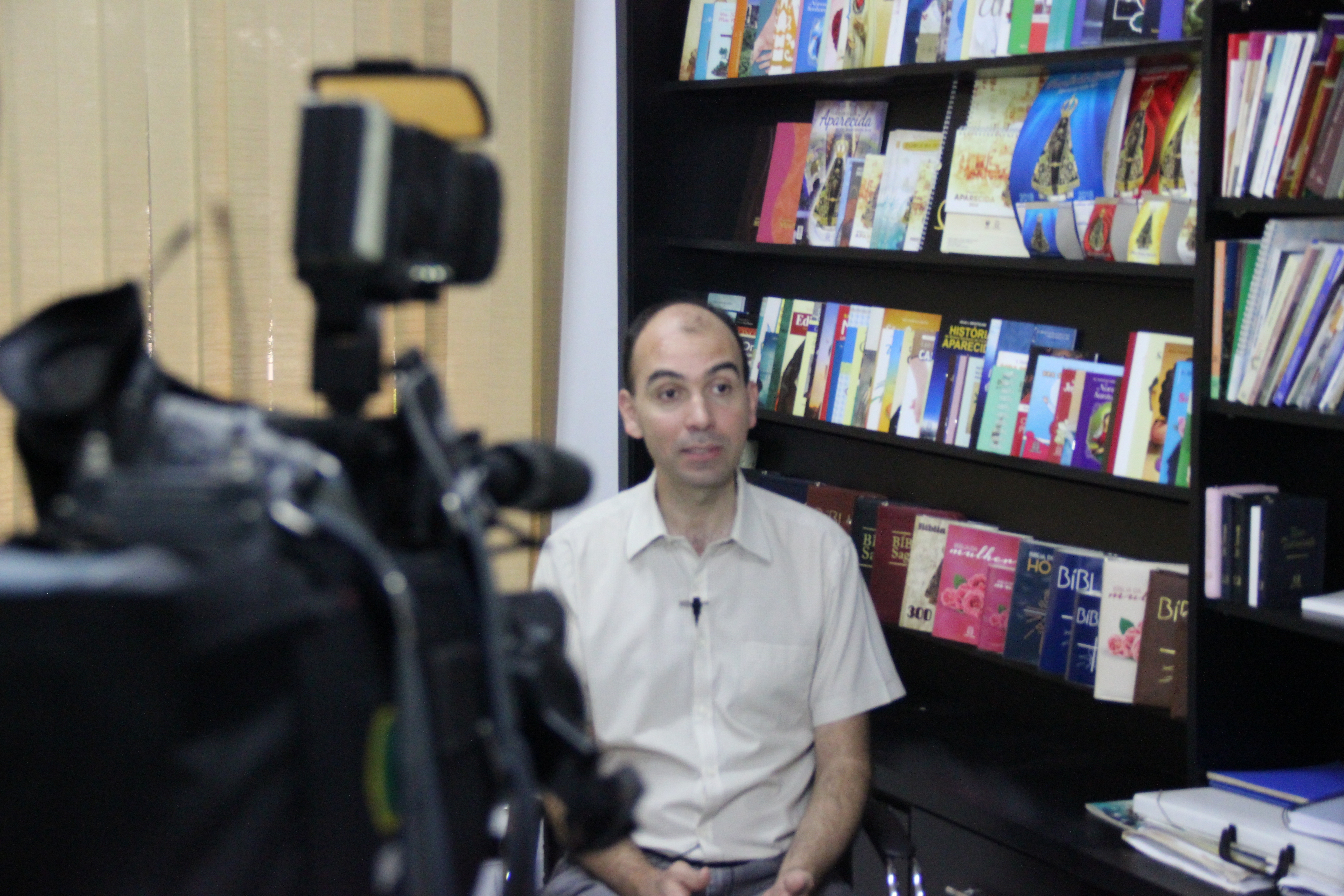 TV Band visita parque gráfico da Editora Santuário