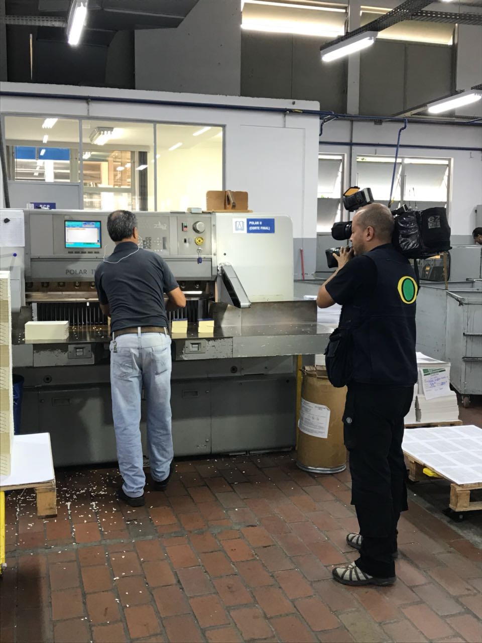 TV Band visita parque gráfico da Editora Santuário