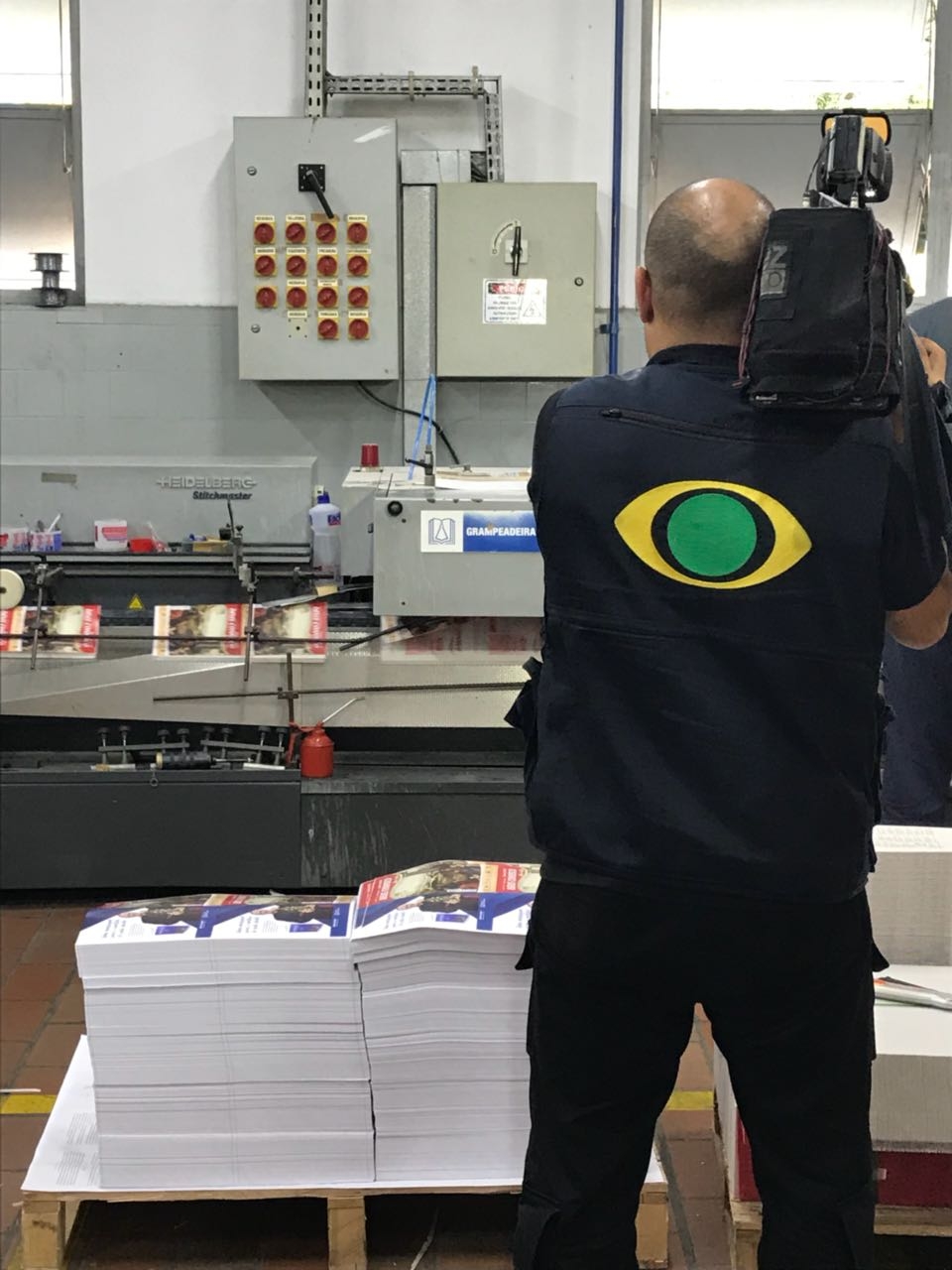 TV Band visita parque gráfico da Editora Santuário